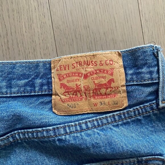 Distressed Blue Levi Jeans, Mid-Low Cut 👖🌀 - Picture 3 of 3